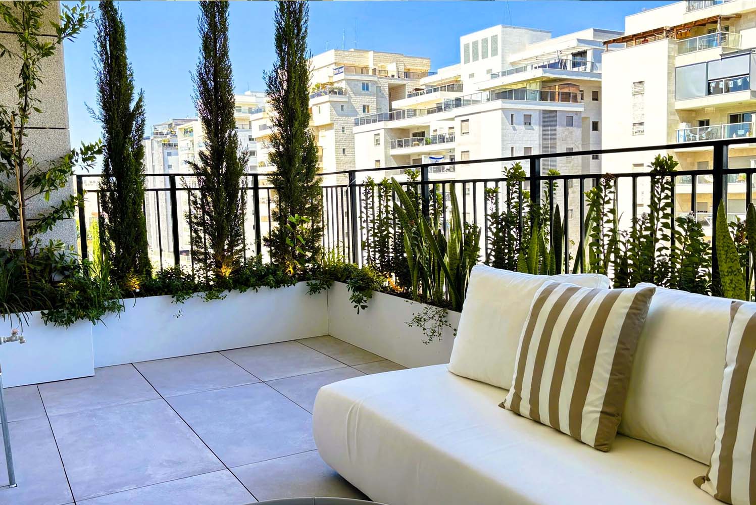 עיצוב מרפסות - סוליגו מודרני לכול מרפסת גדולה