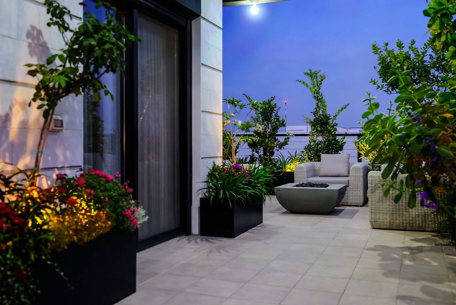 עיצוב מרפסות - סוליגו מודרני מרפסת גדולה בעיצוב אישי