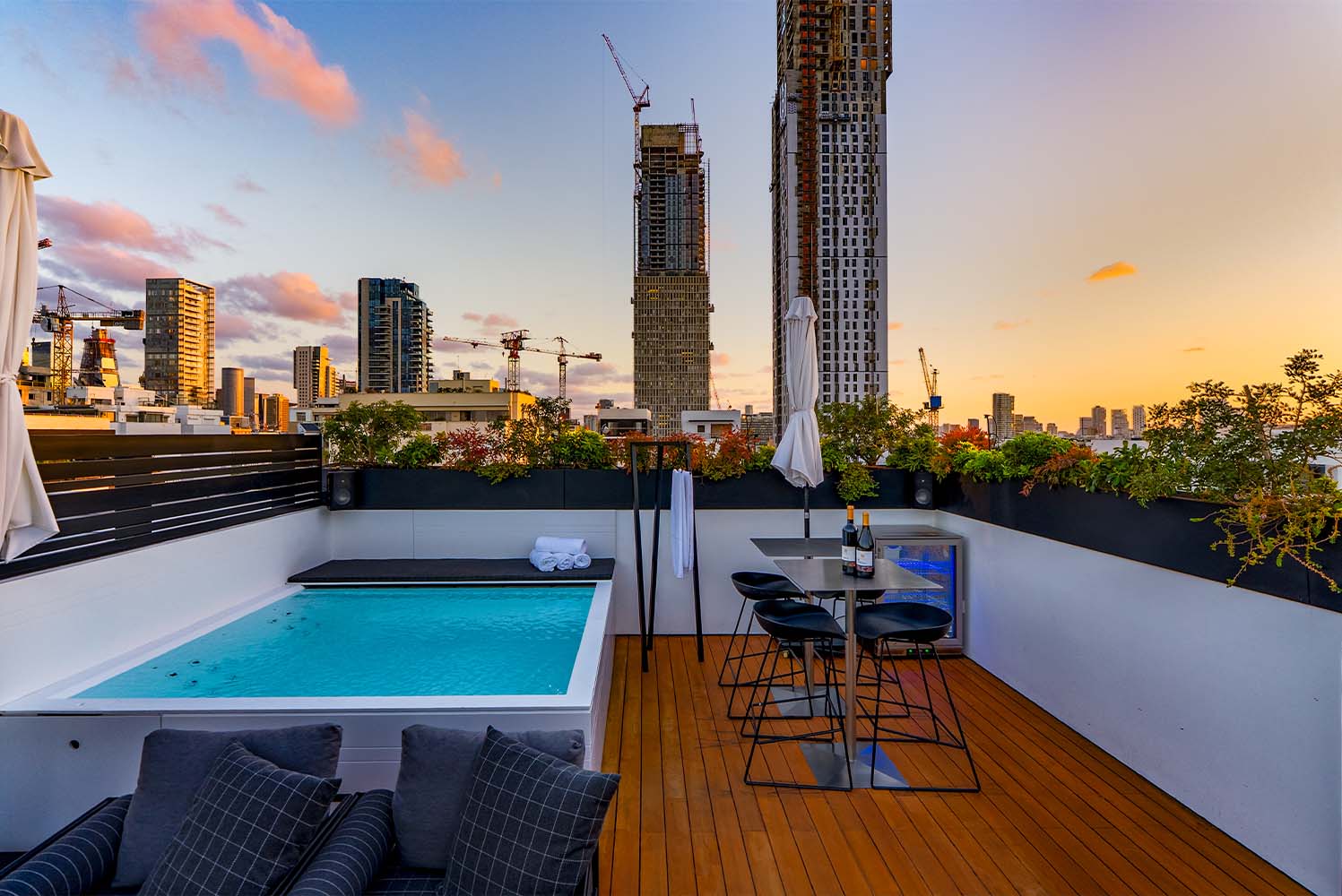 עיצוב מרפסות - סוליגו מודרני מרפסת גדולה עם בריכה