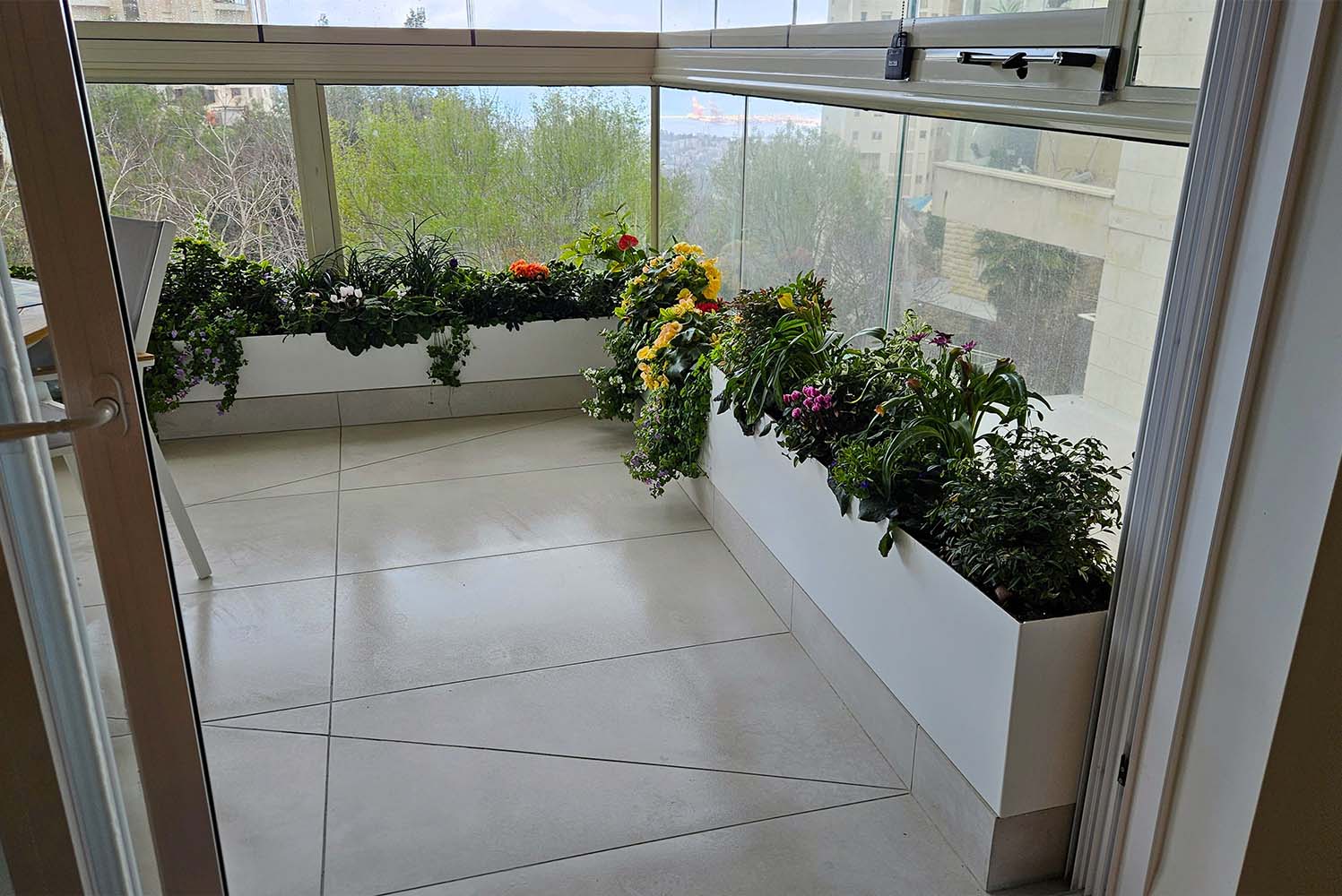 עיצוב מרפסות - סוליגו מודרני מרפסת קטנה אדניות בעיצוב אישי