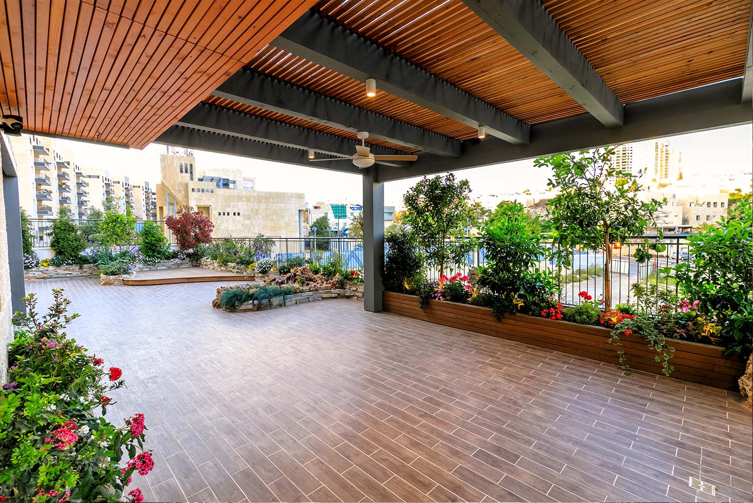 עיצוב מרפסות סוליגו - עיצוב מרפסת סטייל טבעי מרפסת גדולה עם פרגולה