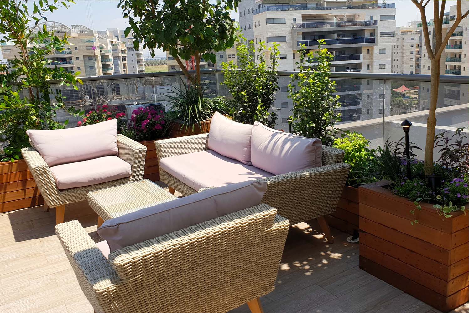 עיצוב מרפסות סוליגו - עיצוב מרפסת סטייל טבעי מרפסת עם פינת ישיבה